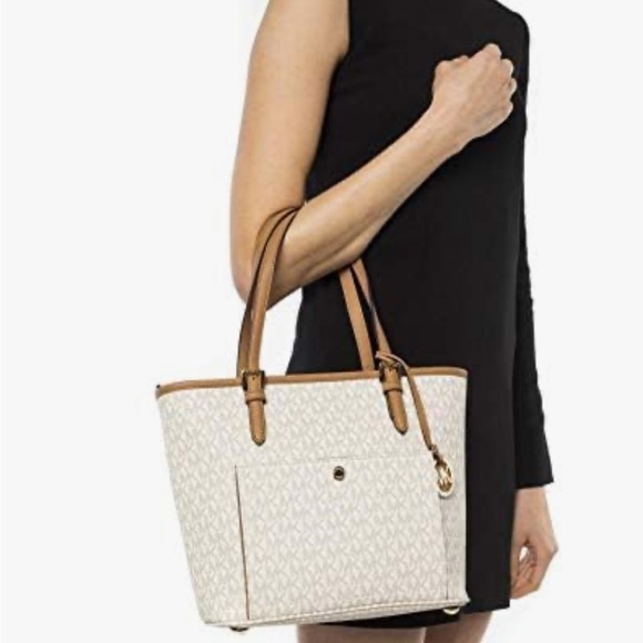 Michael Kors 30S7GTTT8B-150 Jet Set Medium Top Zip Logo
Tote Bag - Vanilla - Picture 1 of 11